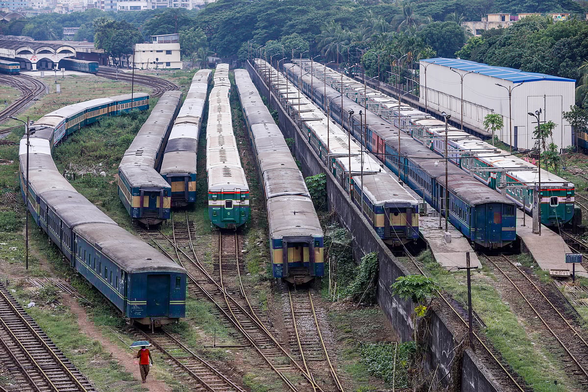 ঈদের সেই চিরচেনা ব্যস্ত কমলাপুর এখন শান্ত। করোনার বিস্তার ঠেকাতে যাত্রীবাহী রেল চলাচল বন্ধ রয়েছে। রেলস্টেশনের গ্রাউন্ডে পার্ক করে রাখা হয়েছে বগিগুলো। খিলগাঁও, ঢাকা, ৯ মে