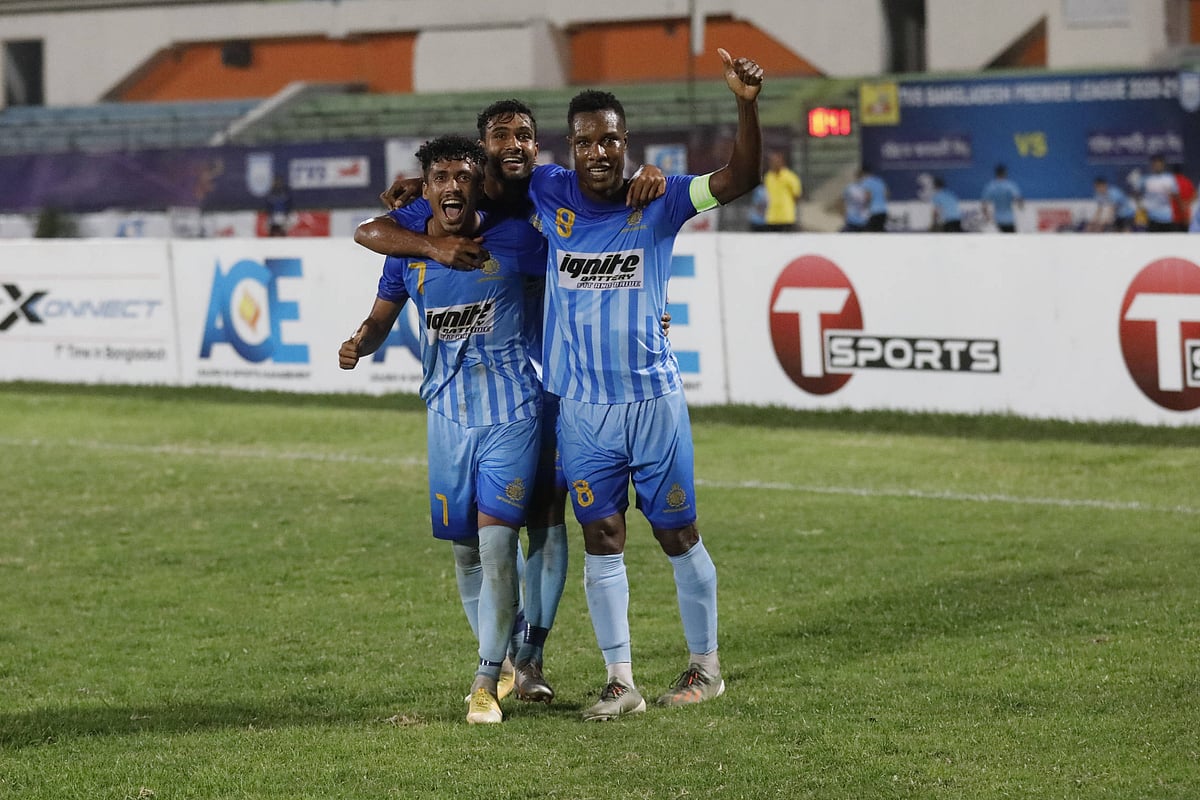 জয়ের নায়ক রাকিব হোসেনকে (৭ নং) নিয়ে চট্টগ্রাম আবাহনীর অধিনায় চার্লস দিদিয়ের।