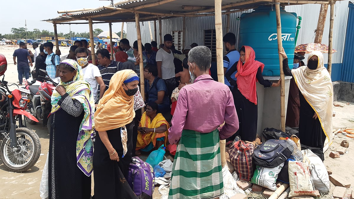 বাংলাবাজার ঘাটে এসে পদ্মা পারাপারের জন্য অপেক্ষা করছেন ঢাকাগামী যাত্রীরা। কিন্তু ফেরিতে উঠতে না পেরে দুর্ভোগে শিকার হন তাঁরা। রোববার মাদারীপুরের শিবচর উপজেরার বাংলাবাজার ফেরিঘাটে