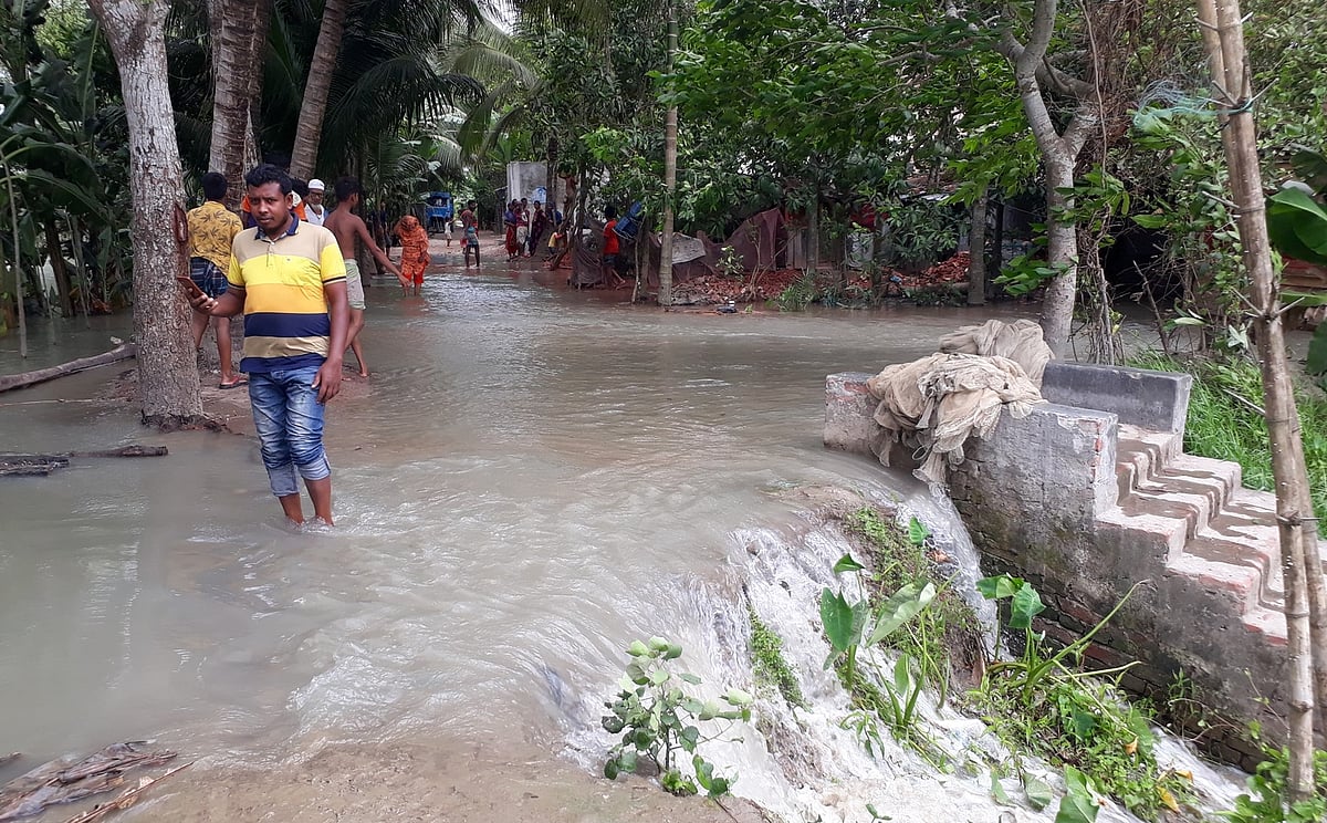 বাঁধ উপচে পানি লোকালয়ে। বরগুনা সদরের ফুলতলা এলাকায় মঙ্গলবার বেলা ১১টার দিকে