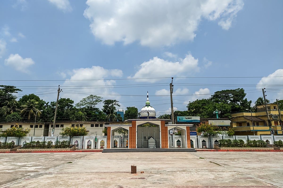 করোনার কারণে এবার বরিশালের ঈদগাহ ময়দানে ঈদের নামাজ অনুষ্ঠিত হয়নি। এলাকাভিত্তিক মসজিদে ঈদের নামাজ আদায় করা হয়েছে। বরিশাল নগরের ভাটার খাল এলাকায় অবস্থিত কেন্দ্রীয় হেমায়েত উদ্দিন ঈদগাহ ময়দান তাই ফাঁকা। বরিশাল, ১৪ মে