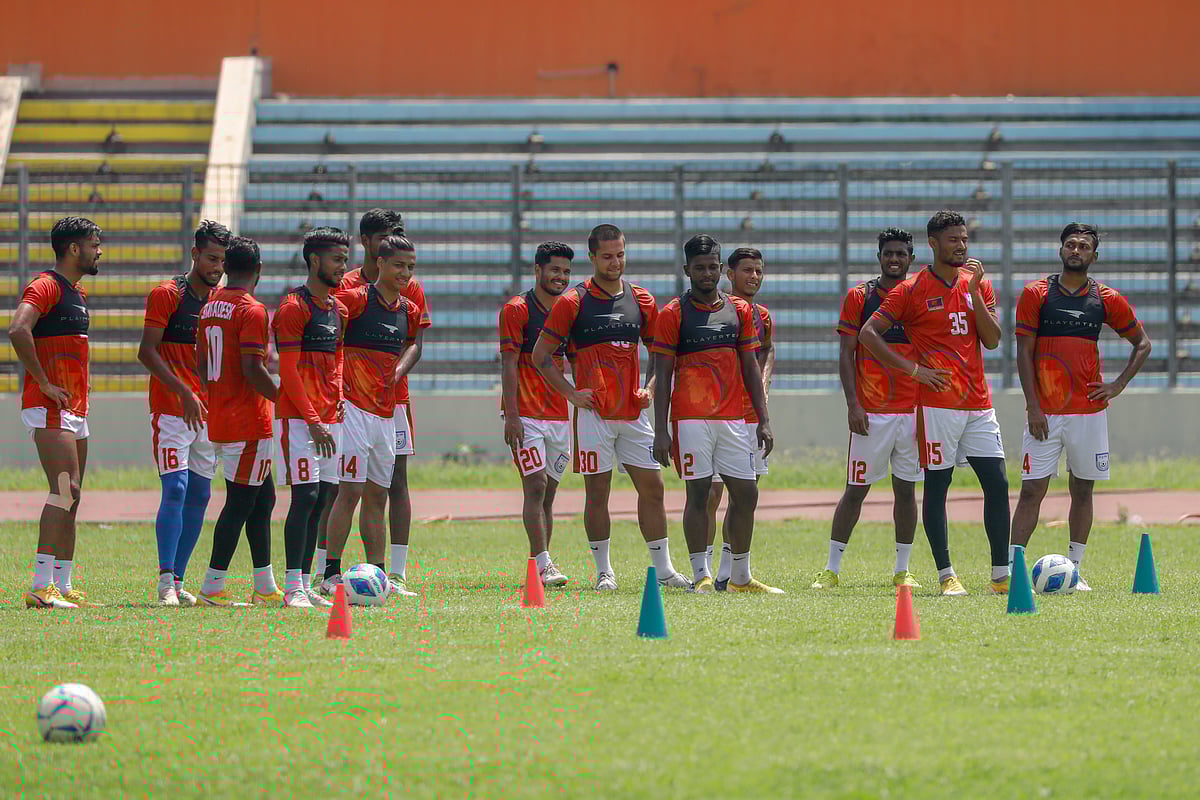 অনুশীলনে জাতীয় ফুটবল দল।