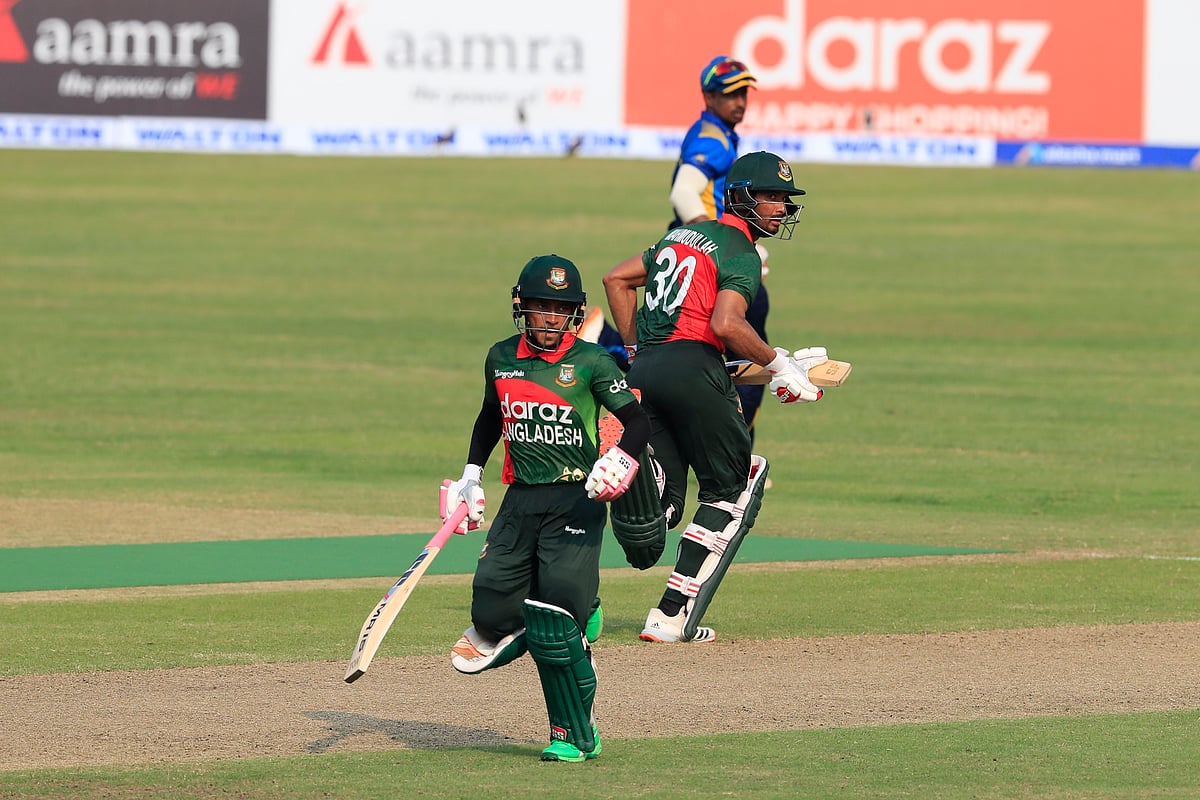 রানের জন্য ছুটছেন মুশফিক–মাহমুদউল্লাহ।