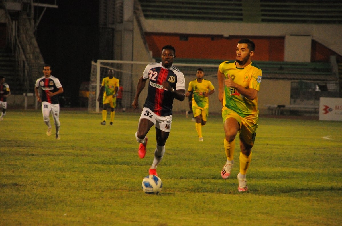 আজ যেন গোলের পথটাই খুঁজে পাচ্ছিলেন না কেনেথ (৩২ নম্বর জার্সি)