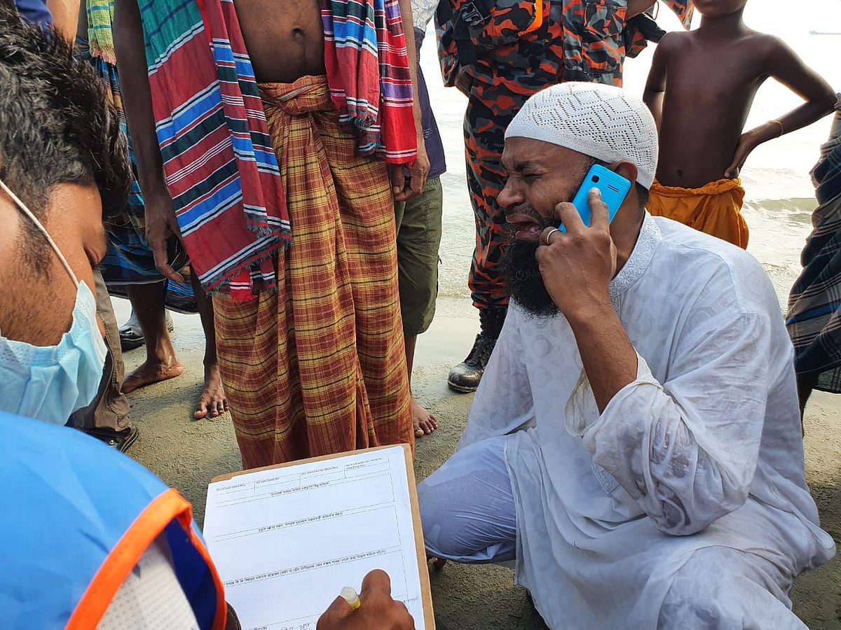 রাজবাড়ীর দৌলতদিয়া ফেরিঘাটে মাইক্রোবাস ডুবে নিখোঁজ চালক মারুফ হোসেনের লাশ দেখে স্বজনের আহাজারি