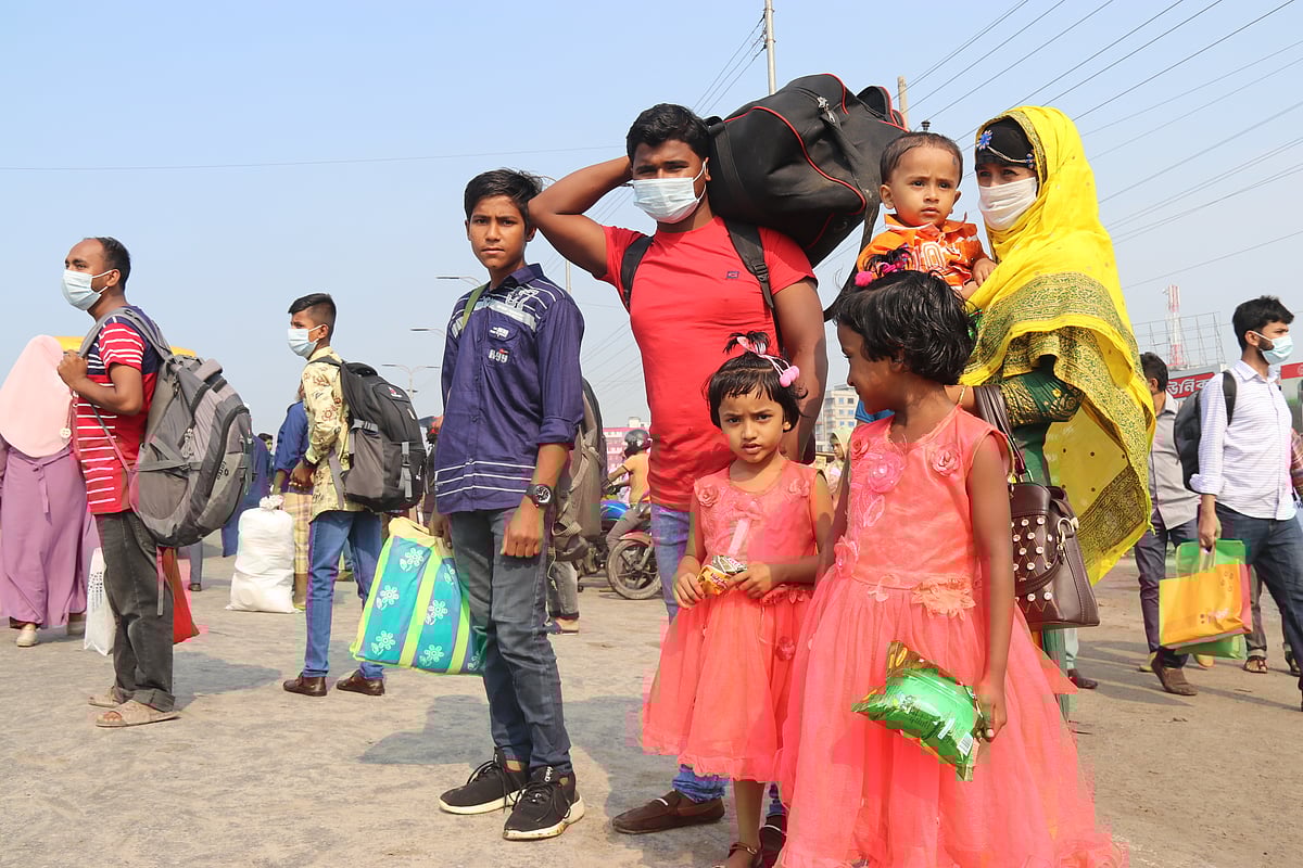 পরিবার নিয়ে ভোরে চলে আসা এই পরিবার অতিরিক্ত ভাড়াসহ পরিবহন সংকট ও গাদাগাদি ভিড় থাকায় সড়কে প্রায় তিন ঘন্টা দাঁড়িয়ে থেকেও গাড়িতে উঠতে পারেনি। মঙ্গলবার সকালে ঢাকা-চট্টগ্রাম মহাসড়কের নারায়ণগঞ্জের সাইনবোর্ড এলাকায়