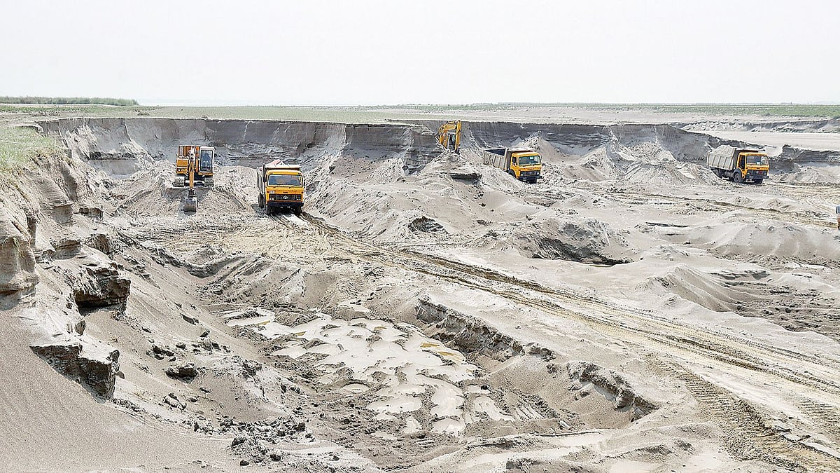 পদ্মার চর থেকে অবৈধভাবে বালু তুলে বিক্রি করা হচ্ছে। সম্প্রতি কুষ্টিয়ার কুমারখালী উপজেলার সাদিপুর চরে