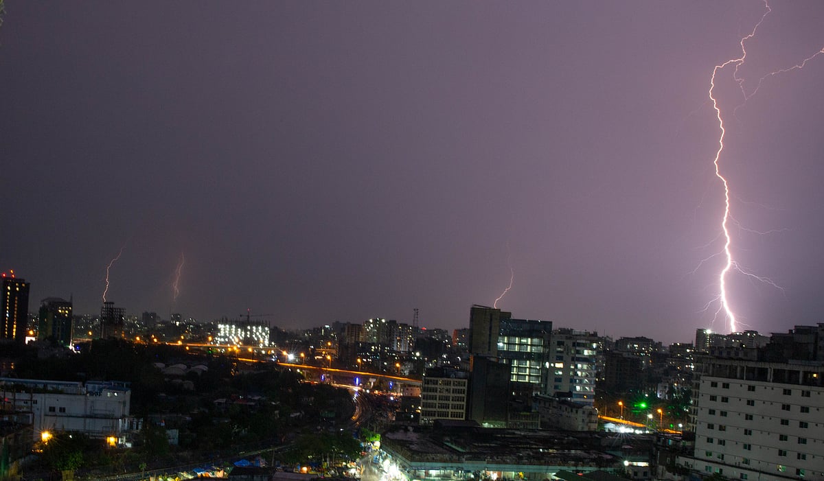 রাজধানীতে সারা দিন তীব্র গরমের পর রাতে বজ্রসহ বৃষ্টিপাত হয়েছে। দমকা হাওয়া শুরু হলে শহরের বিভিন্ন এলাকায় বিদ্যুৎ বিচ্ছিন্ন হয়ে পড়ে। কারওয়ান বাজার, ঢাকা, ২ মে।