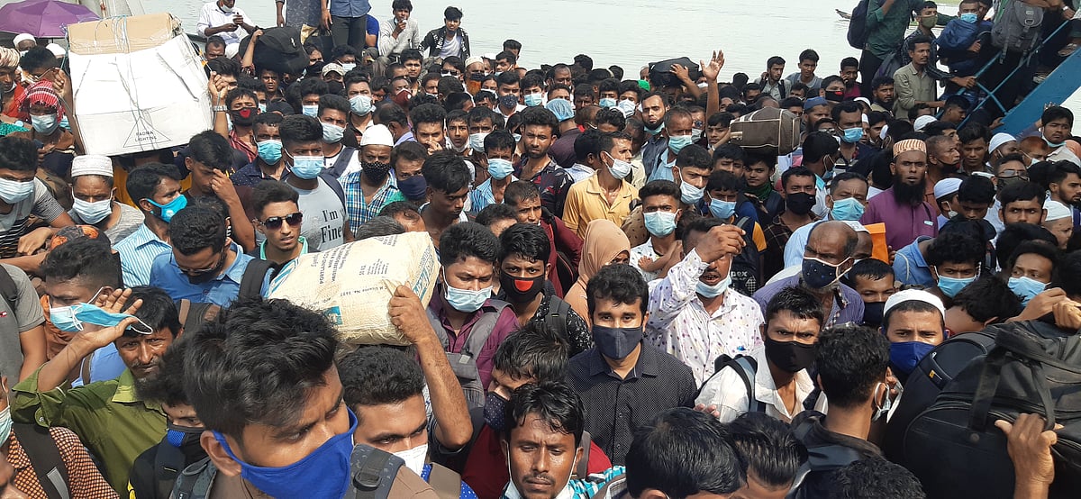 রোববার বেলা সোয়া ১১টায় শিমুলিয়া থেকে বাংলাবাজার ঘাটে এসে পৌঁছায় রো রো ফেরি শাহ্ পরান