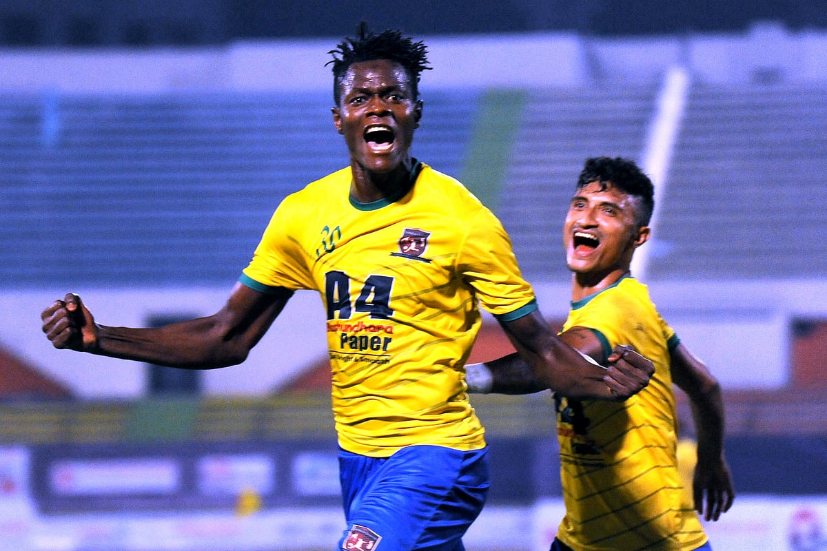 শেখ জামালের জয়সূচক গোলটি করার পর গাম্বিয়ান ফরোয়ার্ড সুলাইমান সিল্লাহ।