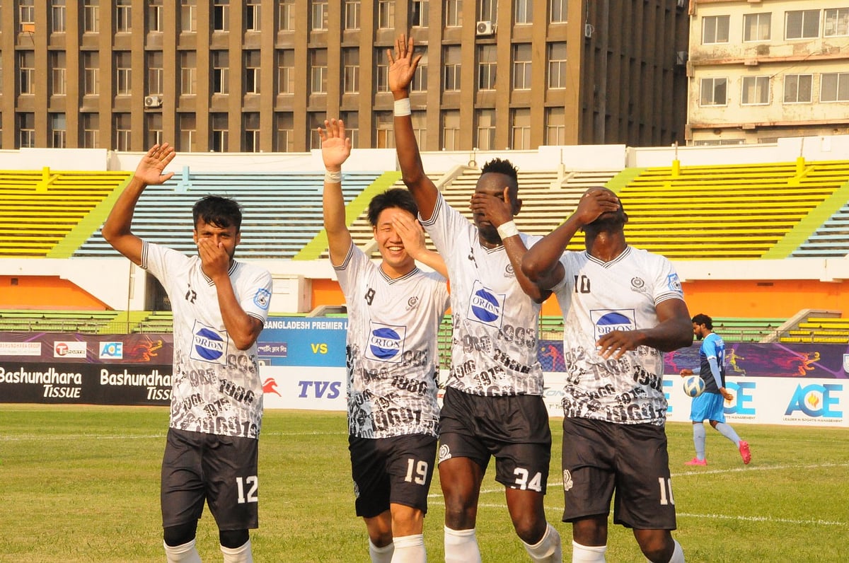 দিয়াবাতের (১০ নম্বর জার্সি) সঙ্গে বাকিদের উদ্‌যাপন।