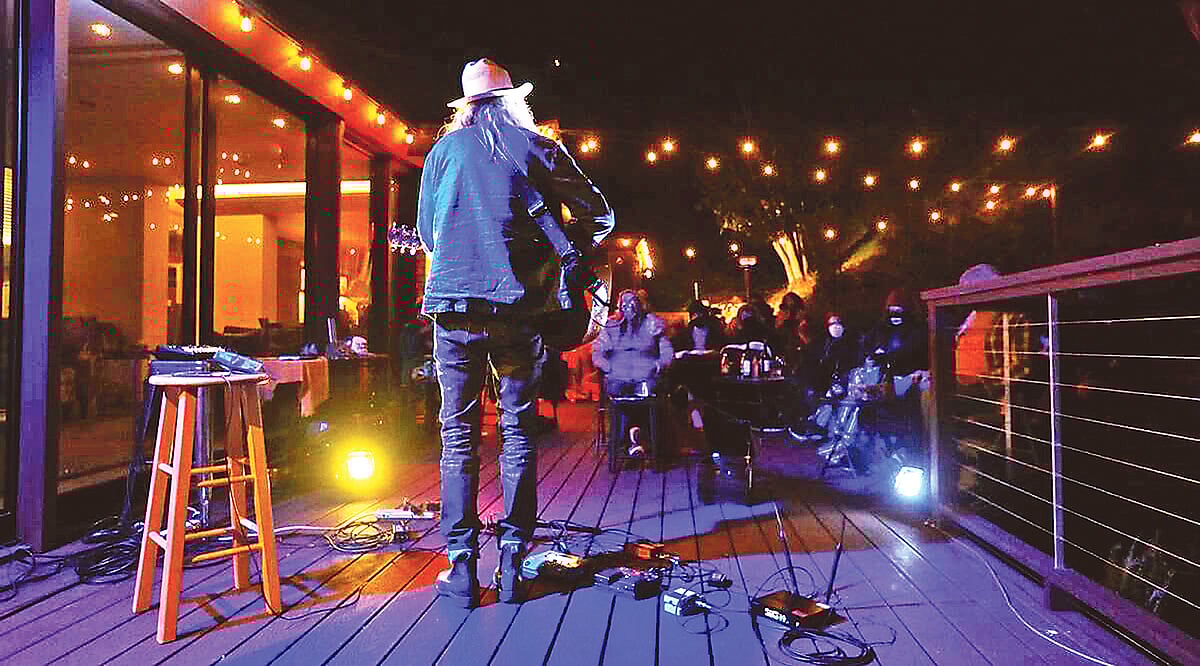 ঘরোয়া কনসার্টে গাইছেন একজন শিল্পী