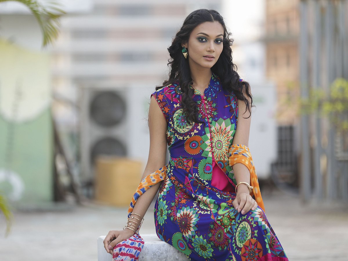 সামনে ফাঁড়া কামিজে ফুলেল নকশা।