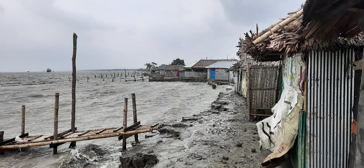 ঘরের সামনে থেকে মাটি সরে গেছে। যেকোনো সময় তা পড়ে নদীগর্ভে বিলীন হতে পারে। বৃহস্পতিবার খুলনার উপকূলীয় উপজেলা দাকোপে পশুর নদের তীরে বানীশান্তা যৌনপল্লিতে