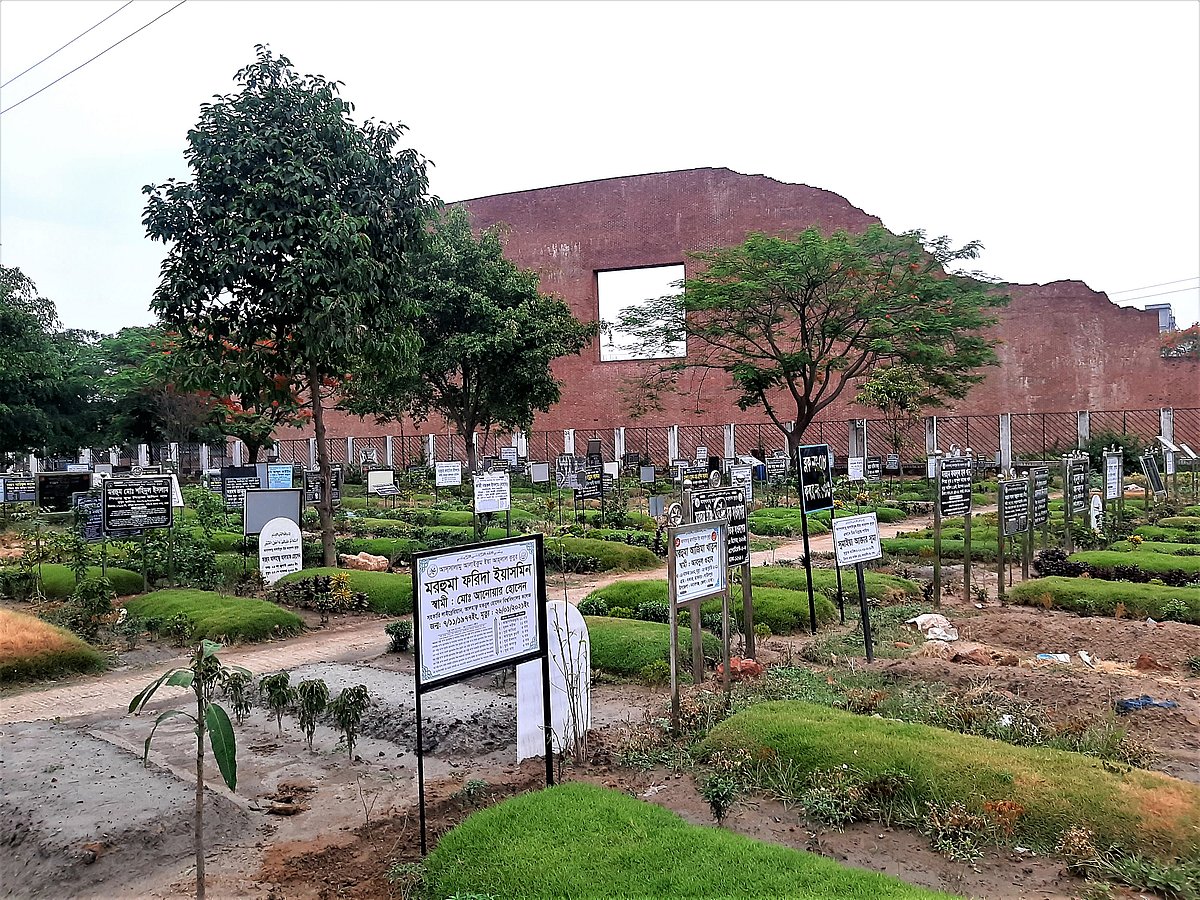 ঈদে রায়েরবাজারে করোনায় হারানো স্বজনদের কবরে যাবেন অনেকে।