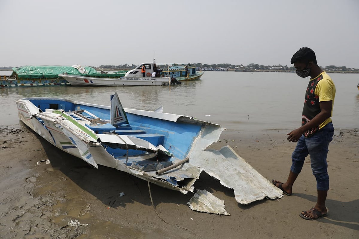 দুর্ঘটনায় দুমড়েমুচড়ে যাওয়া সেই স্পিডবোট