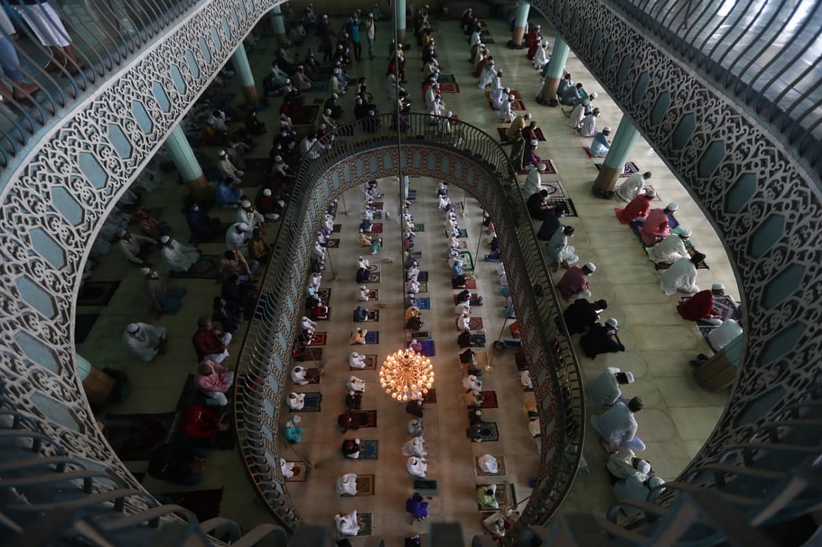 বায়তুল মোকাররম জাতীয় মসজিদে  স্বাস্থ্যবিধি মেনে পবিত্র ঈদুল ফিতরের নামাজ আদায় করা হয়। ১৪ মে, ঢাকা