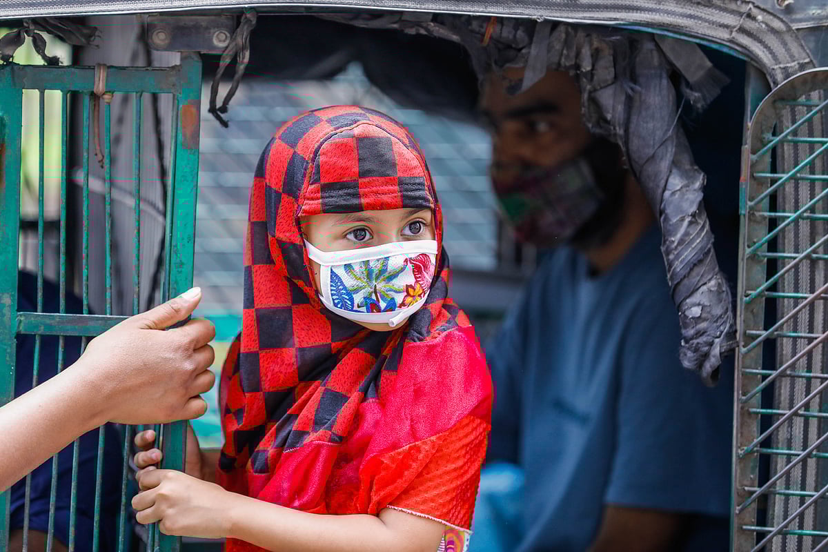 দীর্ঘ চিকিৎসার পর বাবাকে হাসপাতাল থেকে নিতে এসেছে জান্নাতুল। তার বাবা মো. আল আমিন জ্বর ও শ্বাসকষ্ট নিয়ে দীর্ঘ এক মাস হাসপাতালে চিকিৎসা নিয়ে আজ বাসায় ফিরছেন। ঢাকা মেডিকেল কলেজ ও হাসপাতাল, ৬ এপ্রিল