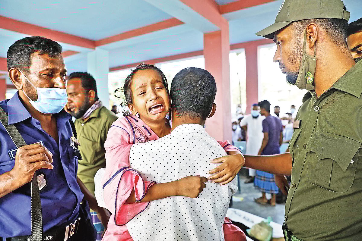 নৌ দুর্ঘটনায় বাবা, মা ও দুই বোনকে হারিয়ে ৯ বছরের শিশু মীমের কান্না যেন থামে না। মাদারীপুরের পদ্মা নদীতে বাল্কহেডের সঙ্গে স্পিডবোটের সংঘর্ষে দুর্ঘটনাটি ঘটে। ৩ মে দুপুরে কাঁঠালবাড়িতে