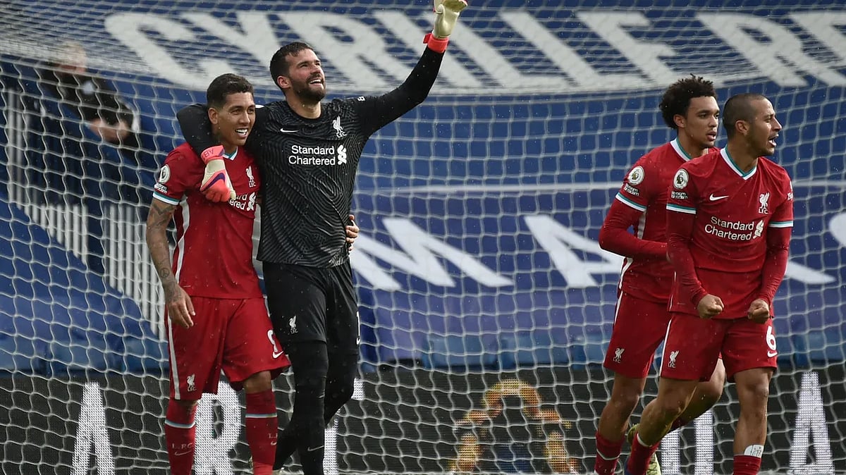 গোলের পর আলিসনকে নিয়ে উদযাপন সতীর্থদের