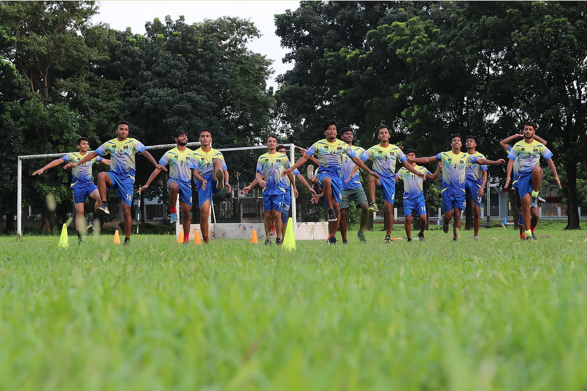 গত বছর অনুশীলন ক্যাম্পে ফিটনেস যাচাই করে নিচ্ছিলেন বাংলাদেশ অনূর্ধ্ব–২১ দলের হকি খেলোয়াড়েরা।