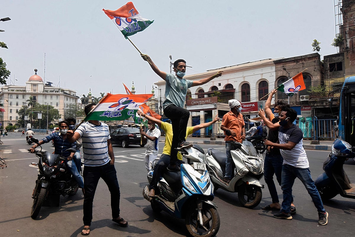 নন্দীগ্রামে দলীয় প্রধান মমতা বন্দোপাধ্যায়ের এগিয়ে যাওয়ার খবরে রাস্তায় নেমে উল্লাস প্রকাশ করেন তৃণমূল নেতা–কর্মীরা