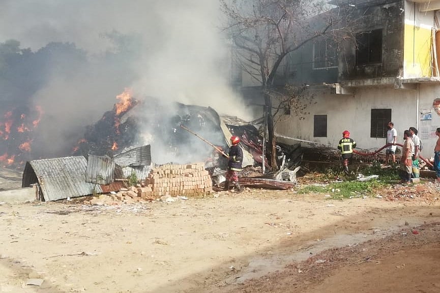 গাজীপুরের আমবাগ এলাকায় ঝুট গোডাউনের আগুন নিয়ন্ত্রণে কাজ করছেন ফায়ার সার্ভিসের কর্মীরা। গাজীপুর, আমবাগ ২১ মে