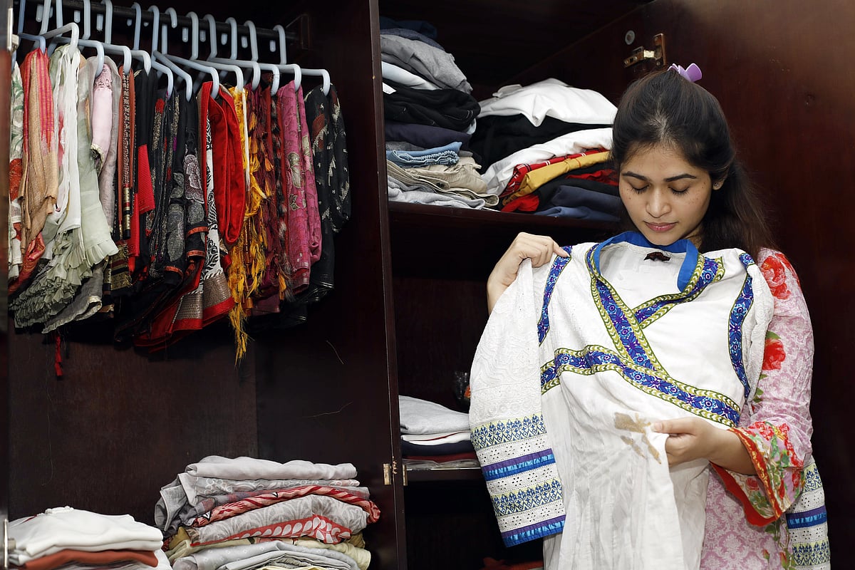 পোশাকের দাগ তুলে ফেলা যায় সহজেই