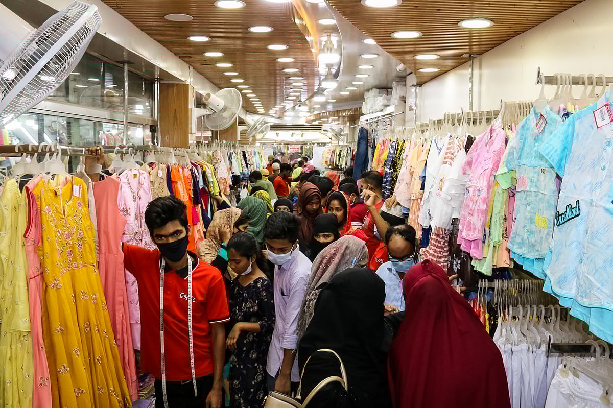 করোনা পরিস্থিতিতে স্বাস্থ্যবিধি উপেক্ষা করে চলছে ঈদের কেনাকাটা। আজ শনিবার বরিশাল নগরের সদর রোডের একটি বিপণিবিতানে
