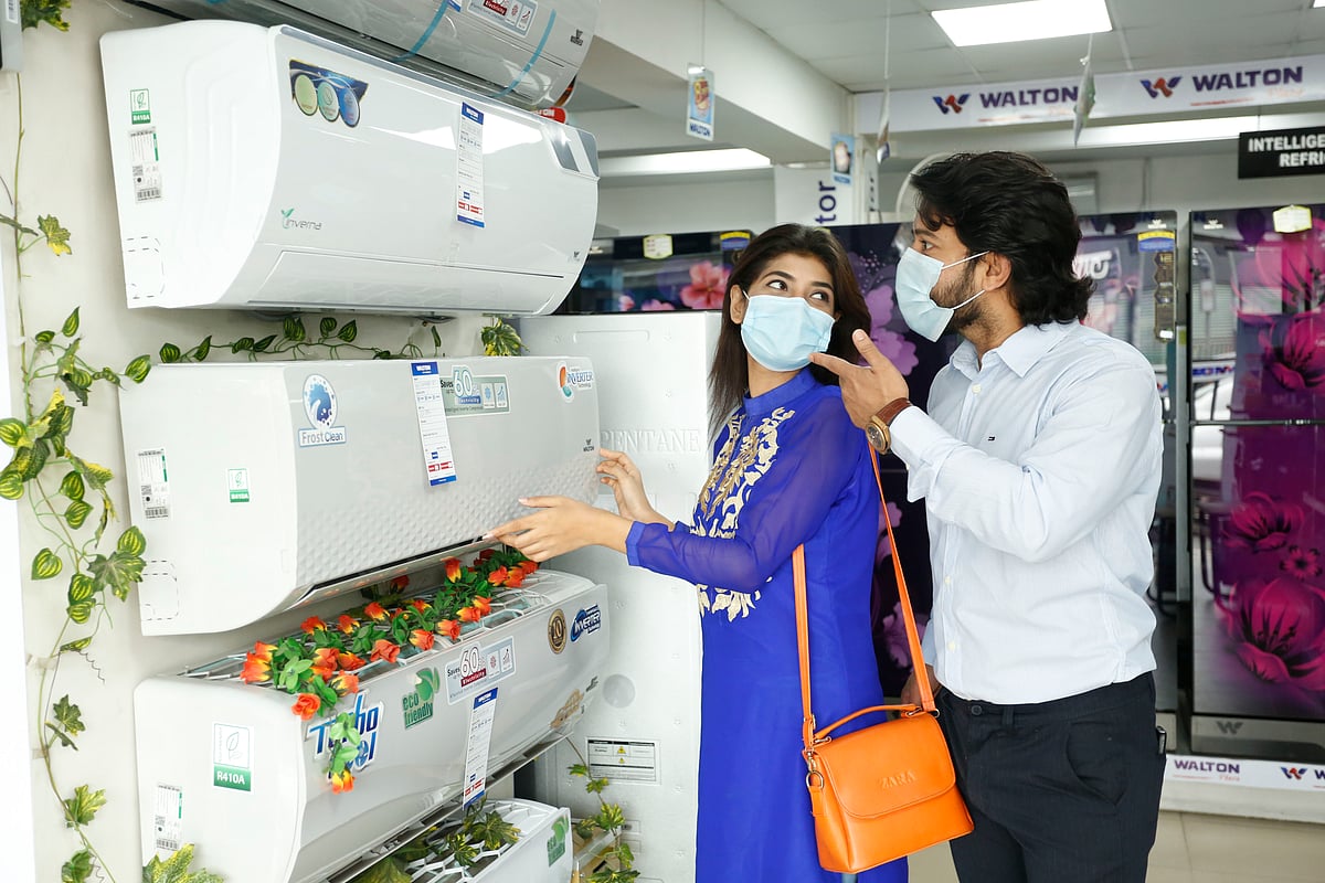 গরমকালে ঈদ হওয়ায় ইলেকট্রনিক পণ্যের বাজারে শীতাতপ নিয়নত্রণ যন্ত্রের চাহিদা অনেক বেশি। মডেল: জারা ও সাইফ।