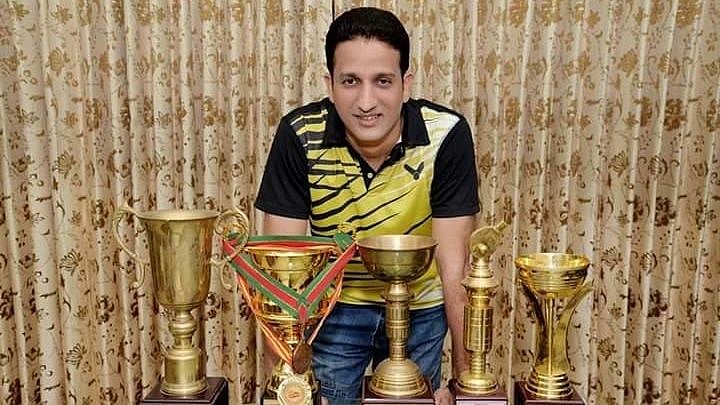 জাতীয় চ্যাম্পিয়নশিপে জেতা পাঁচটি ট্রফির সামনে মানস চৌধুরী।  বিনোদন জগতে তাঁকে রঞ্জন চৌধুরী নামে চেনেন সবাই