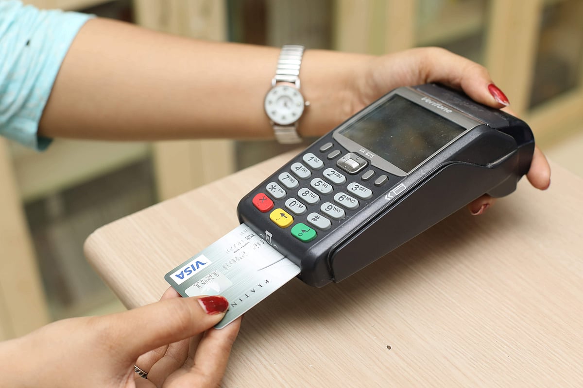 শুধু যে নগদ টাকা বহনের সুবিধা কমে তাই নয়, ডিজিটাল কেনাকাটায় সুবিধা মেলে অনেক।