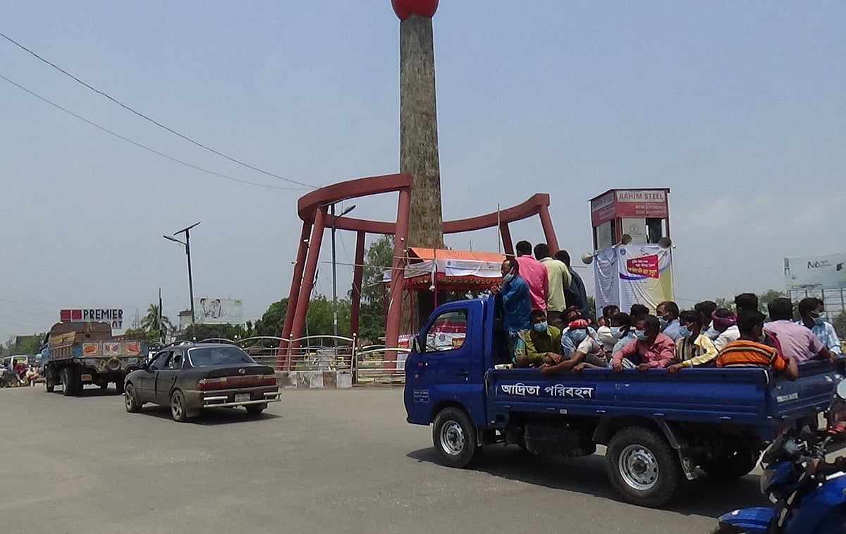 এভাবেই ঈদের ঘরমুখী মানুষেরা ঢাকা থেকে ভেঙে ভেঙে মোটরসাইকেল, মাইক্রোবাস, পিকআপ ভ্যান, মুরগির গাড়ি, বাস, সিএনজিচালিত অটোরিকশা, ট্রাকে করে গ্রামের বাড়ির দিকে যাচ্ছেন। মঙ্গলবার বেলা ১১টার দিকে সিরাজগঞ্জের হাটিকুমরুল গোলচত্বর এলাকায়