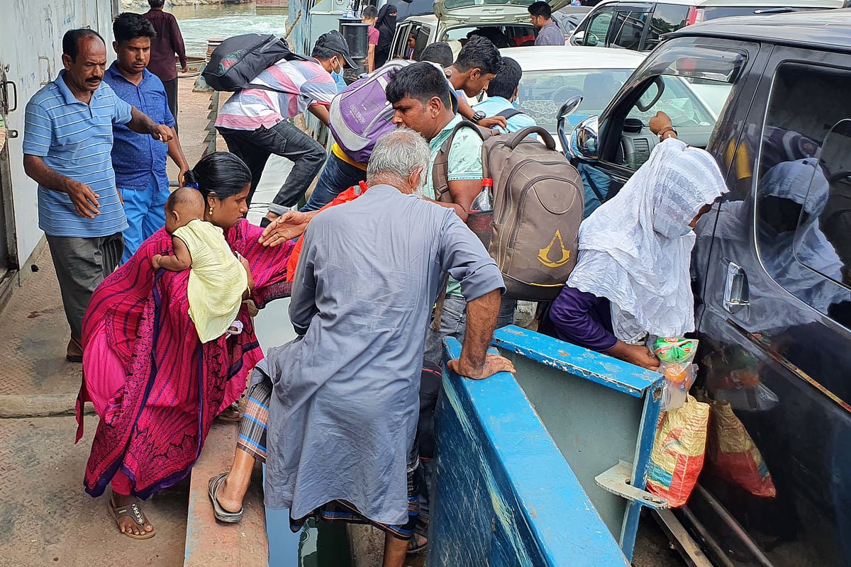 ছুটির দিনেও রাজবাড়ীর দৌলতদিয়া ফেরিঘাটে ঢাকামুখী যাত্রীর ভিড়। গোয়ালন্দ, দৌলতদিয়া, ২২ মে