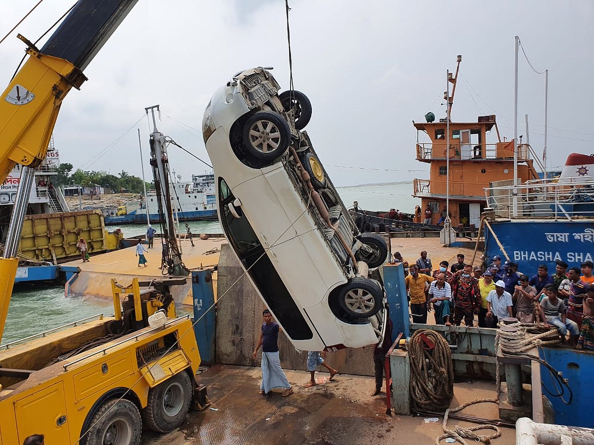 পদ্মা নদীতে পড়ে যাওয়ার দুই ঘণ্টা পর উদ্ধার করা মাইক্রোবাস