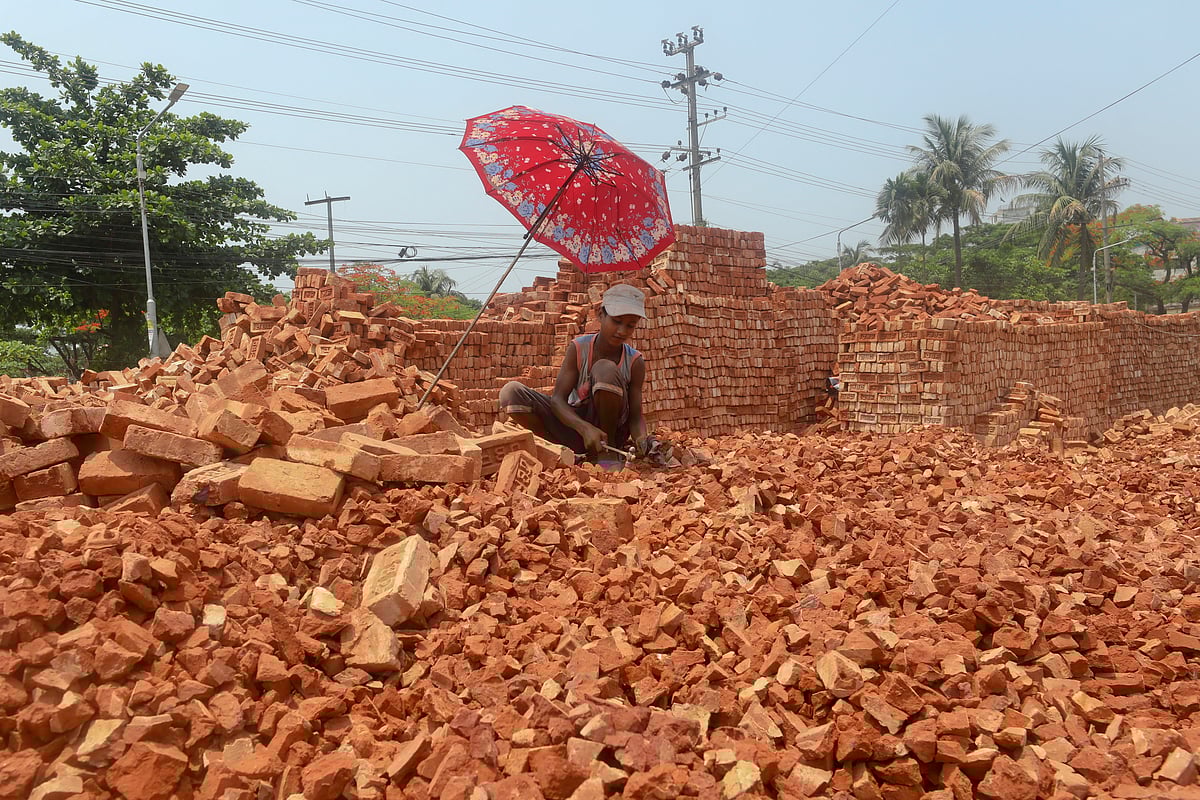 মে দিবসে সাধারণত বন্ধ থাকে শ্রমিকদের কাজ। তবে করোনা মহামারিতে পেটের দায়ে আজও কাজে নেমেছেন অনেক শ্রমিক। চট্টগ্রাম নগরের বহদ্দারহাট এলাকায় ইটভাঙার কাজে ব্যস্ত সময় পার করতে দেখা যায় এসব শ্রমিককে। চট্টগ্রাম, ১ মে