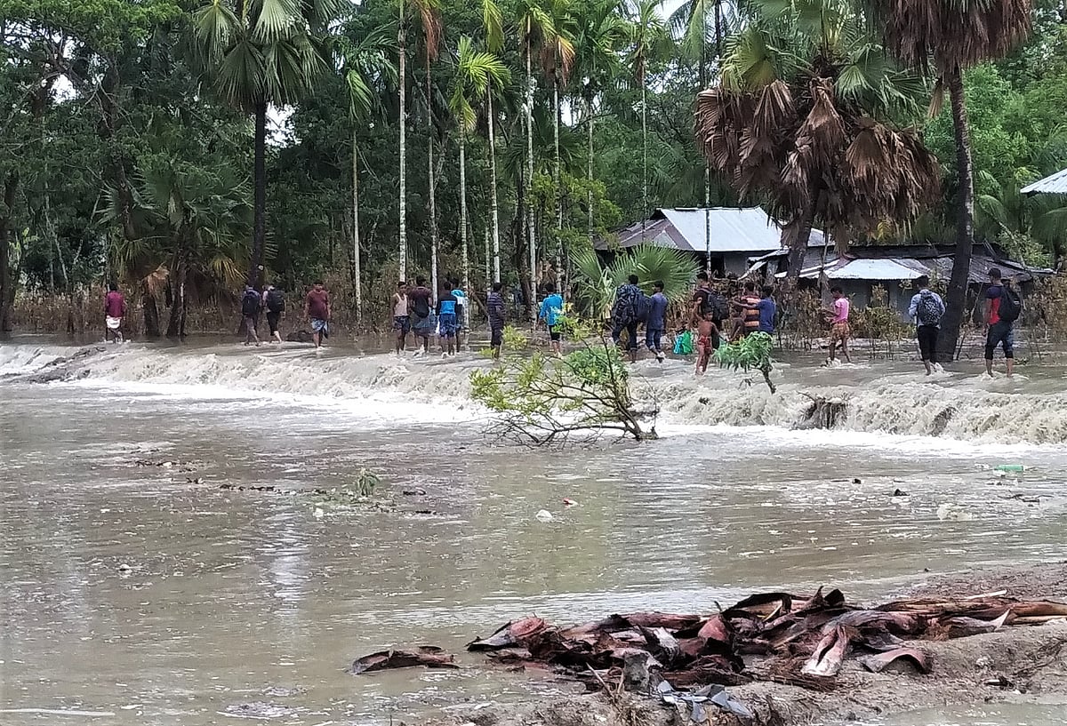 ঘূর্ণিঝড় ইয়াস ও পূর্ণিমার প্রভাবে অস্বাভাবিক জোয়ারে প্লাবিত নোয়াখালীর হাতিয়ার তালুকদার গ্রাম। মঙ্গলবার বেলা সাড়ে ১১টার দিকে
