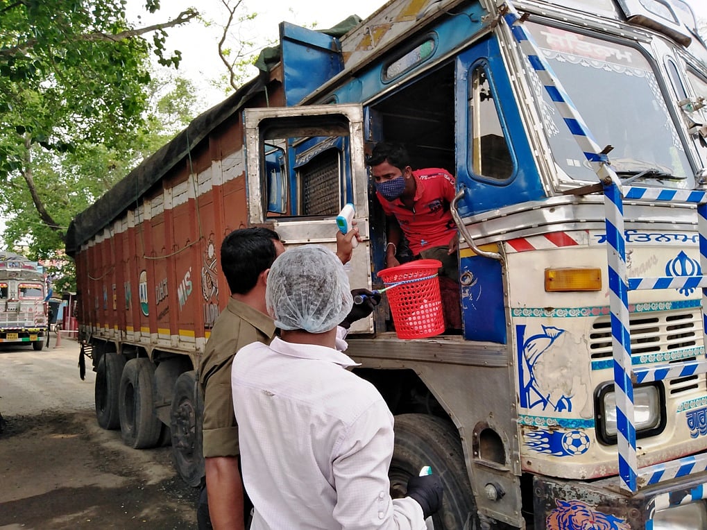 থার্মাল স্ক্যান মেশিনে ভারতীয় ট্রাক চালকের শরীরের তাপমাত্রা পরীক্ষা করা হচ্ছে। মঙ্গলবার দুপরে দিনাজপুরের হিলি স্থলবন্দরের বাংলাদেশ ভারত শূন্যরেখায়