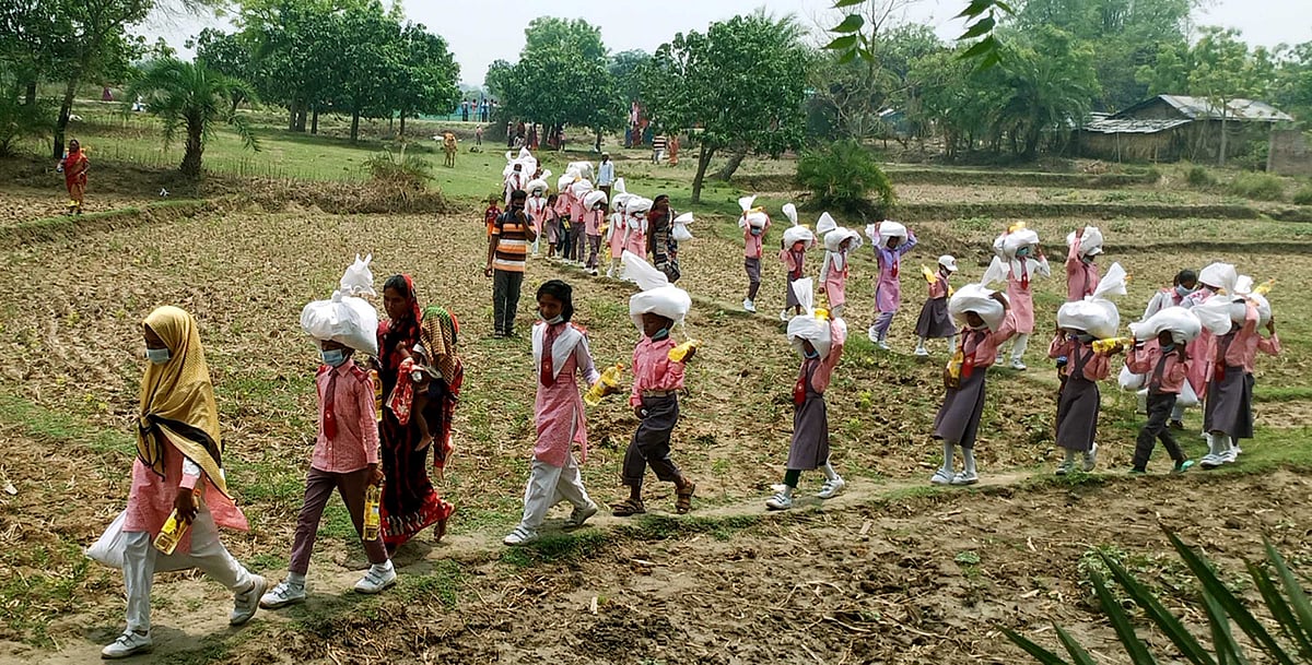 ঈদ উপহার পেয়ে খুশিমনে বাড়ি ফিরছে বাবুডাইং আদিবাসী আলোর পাঠশালার শিক্ষার্থীরা। আজ রোববার দুপুর সাড়ে ১২টার দিকে রাজশাহীর গোদাগাড়ী উপজেলার বাবুডাইং গ্রামে