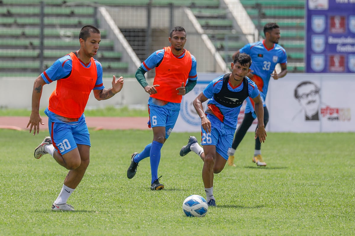 প্রথমবারের মতো বাংলাদেশের চূড়ান্ত দলে সুযোগ পেয়েছেন তারিক কাজী (বাঁয়ে)।