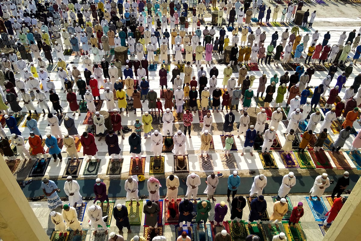 চট্টগ্রাম নগরের জামিয়াতুল ফালাহ মসজিদে প্রতিবছরের মতো এ বছরও অনুষ্ঠিত হয় ঈদের প্রধান জামাত। এ সময় সেখানে ভিড় করেন মুসল্লিরা। আজ সকাল ৮টায় চট্টগ্রাম নগরের ওয়াসা মোড় এলাকায়