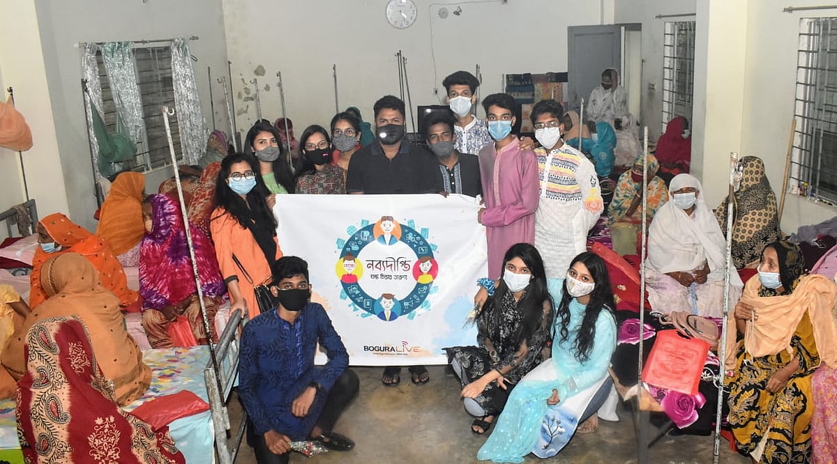 ঈদে নতুন পোশাক কেনার টাকা বাঁচিয়ে শতাধিক অসহায় মানুষের সঙ্গে ঈদের খুশি ভাগাভাগি করেছে বগুড়ার জিলা স্কুল ও সরকারি বালিকা উচ্চবিদ্যালয়ের শিক্ষার্থীদের সংগঠন নব্যদীপ্তির সদস্যরা