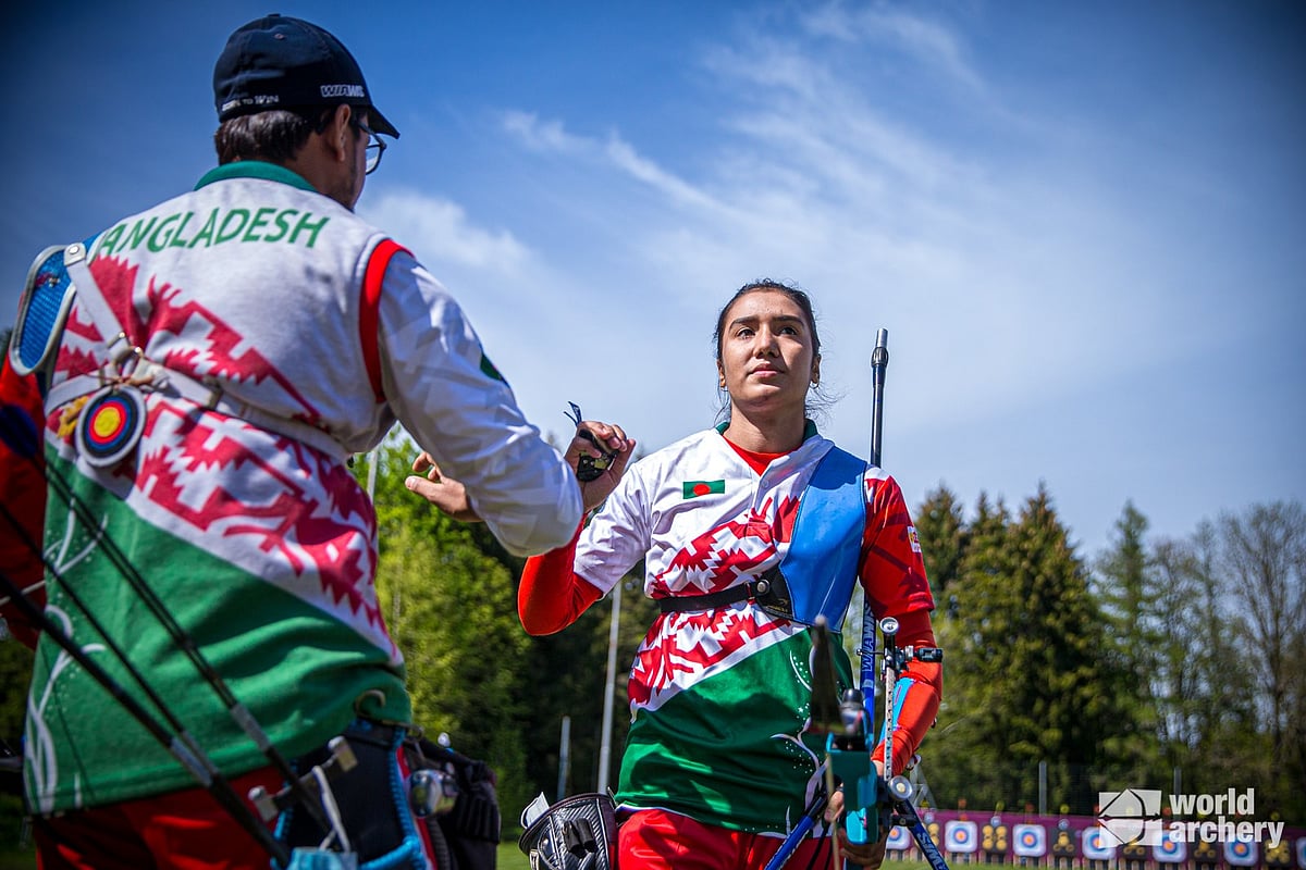 এক ফ্রেমে বাংলাদেশের দুই আর্চার রোমান সানা ও দিয়া সিদ্দিকী।