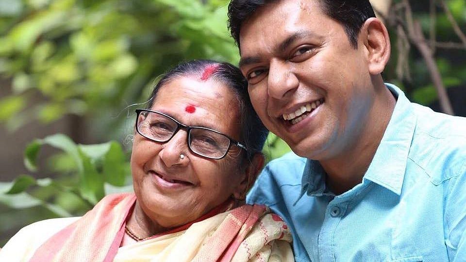 মায়ের সঙ্গে এই ছবিটি ফেসবুকের প্রোফাইল পিকচার বানিয়েছেন ছোট ও বড় পর্দার অভিনয়শিল্পী চঞ্চল চৌধুরী