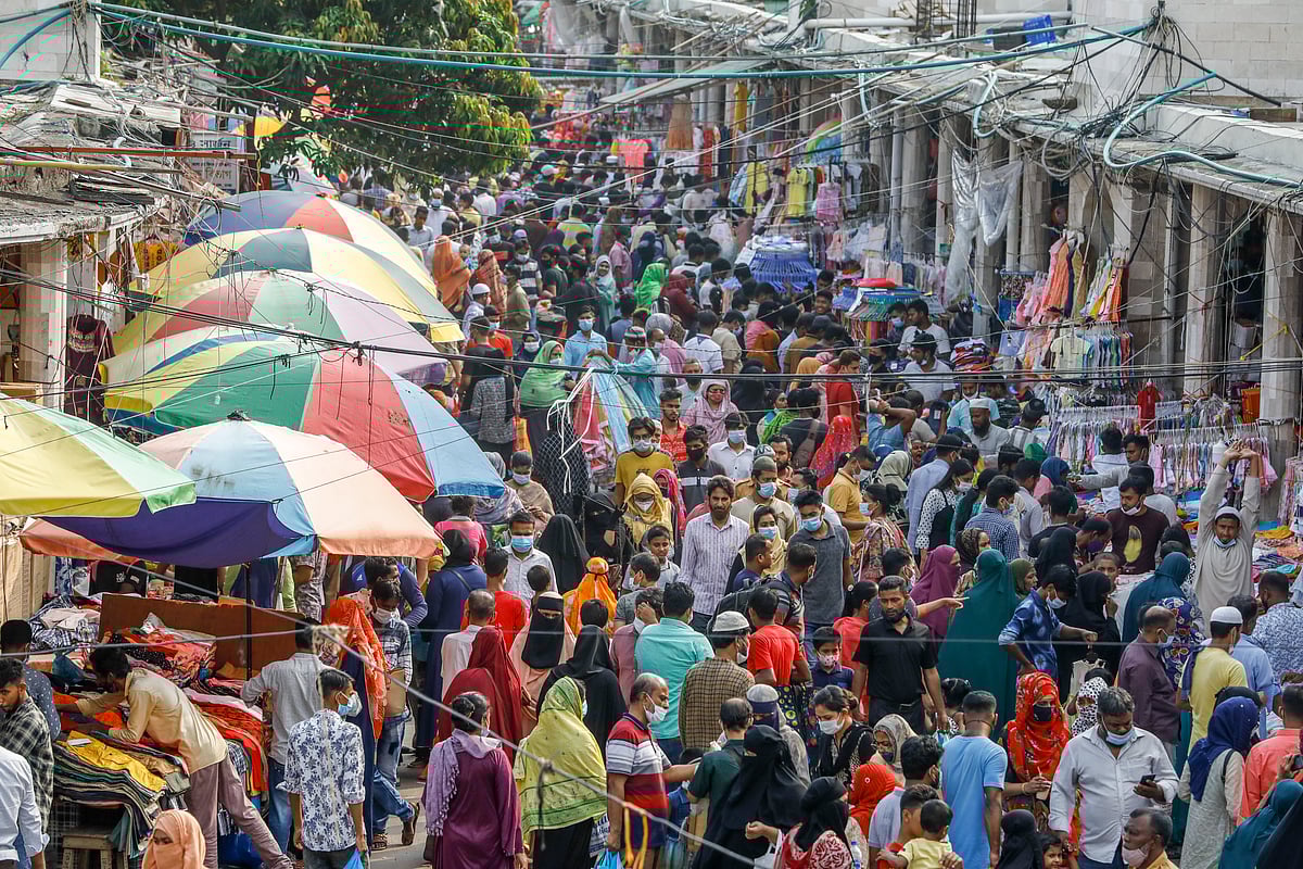 ঈদ উপলক্ষে রাজধানীর মার্কেটগুলোতে শেষ মুহূর্তের কেনাকাটায় মানুষের উপচে পড়া ভিড়। নিউমার্কেট, ঢাকা, ১২ এপ্রিল