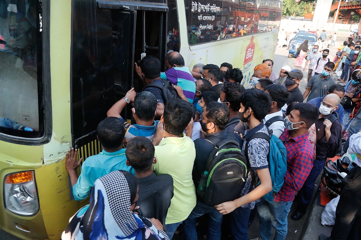 বাসে যাত্রী ওঠানোর সময় স্বাস্থ্যবিধি মেনে চলার বালাই নেই। ফার্মগেট, ঢাকা