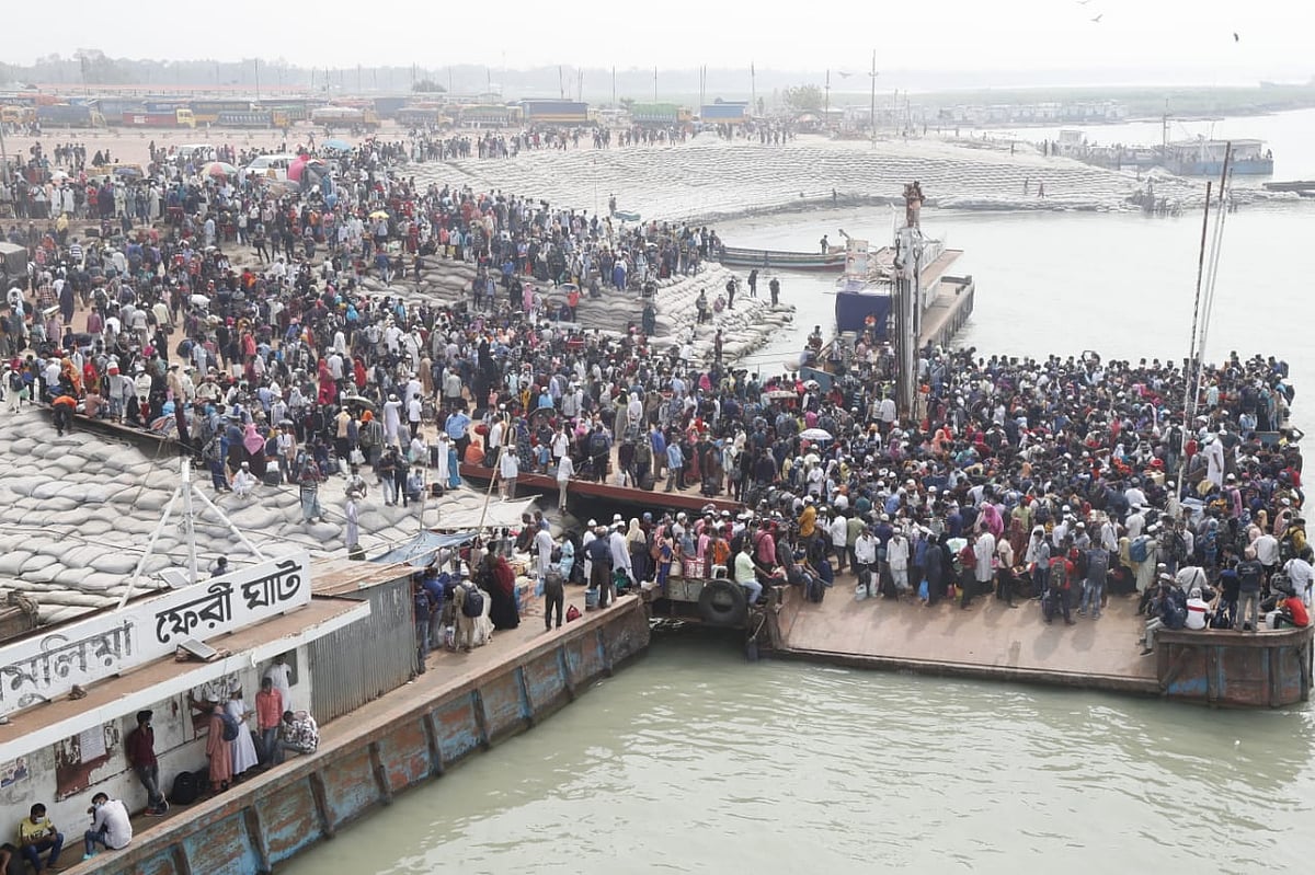 মুন্সিগঞ্জের শিমুলিয়া ঘাটে ভিড় জমিয়েছেন হাজারো যাত্রী। আজ শনিবার সকালে