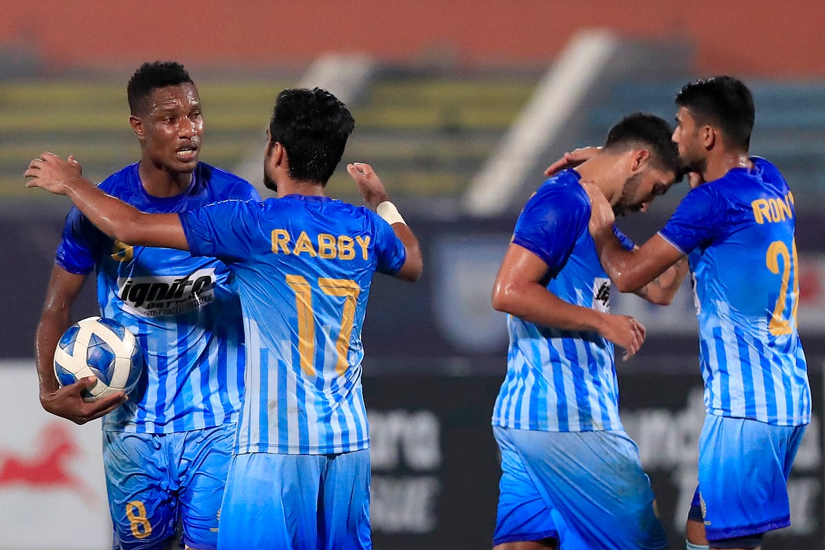 চট্টগ্রাম আবাহনীকে জেতাতে একমাত্র গোলটি করার পর সতীর্থদের অভিনন্দনে সিক্ত দিদিয়ের।