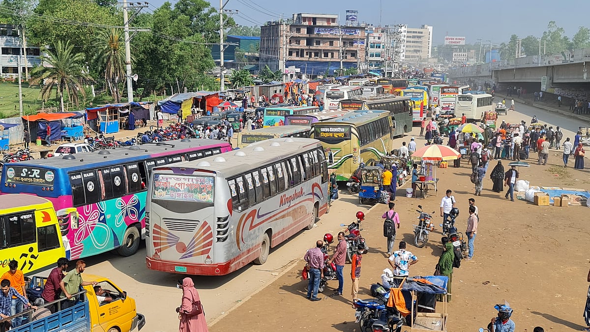 ঢাকা-টাঙ্গাইল মহাসড়কে গাজীপুরের চন্দ্রা ত্রিমোড় এলাকায় মানুষের চাপ বেড়েছে কয়েক গুণ