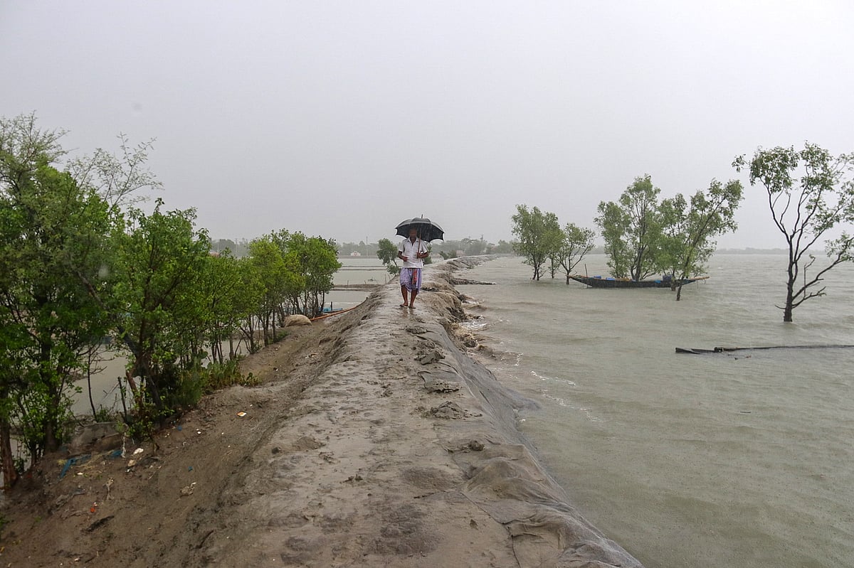 ঘূর্ণিঝড় ইয়াসের প্রভাবে থেমে থেমে ঝিরিঝিরি বৃষ্টি হচ্ছে সুন্দরবনসংলগ্ন উপকূলে। জোয়ারে কপোতাক্ষ নদের পানি ফুঁসছে। দশহালিয়া, কয়রা উপজেলা, খুলনা, ২৫ মে